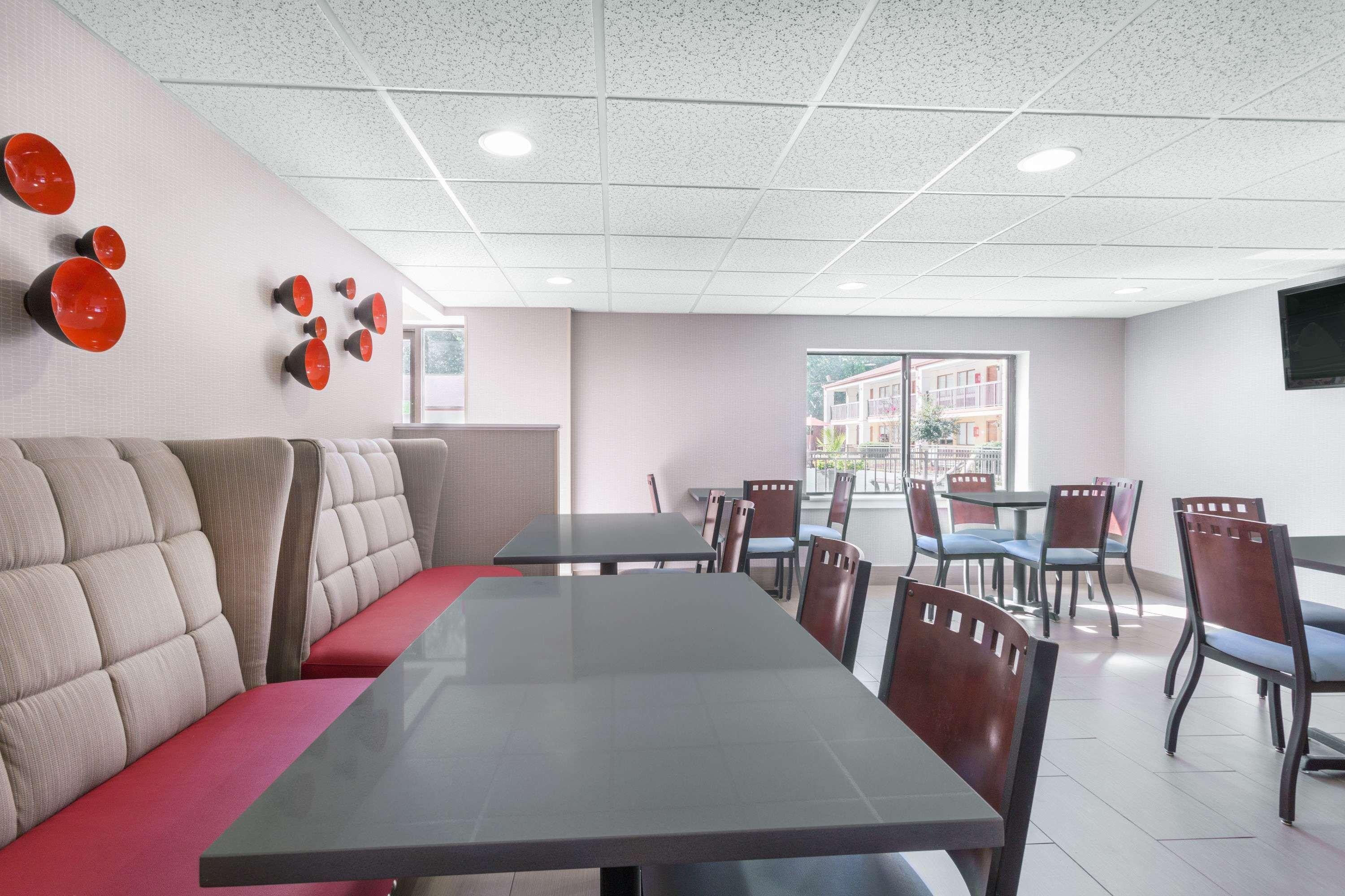 Ramada By Wyndham Tuscaloosa Hotel Bagian luar foto