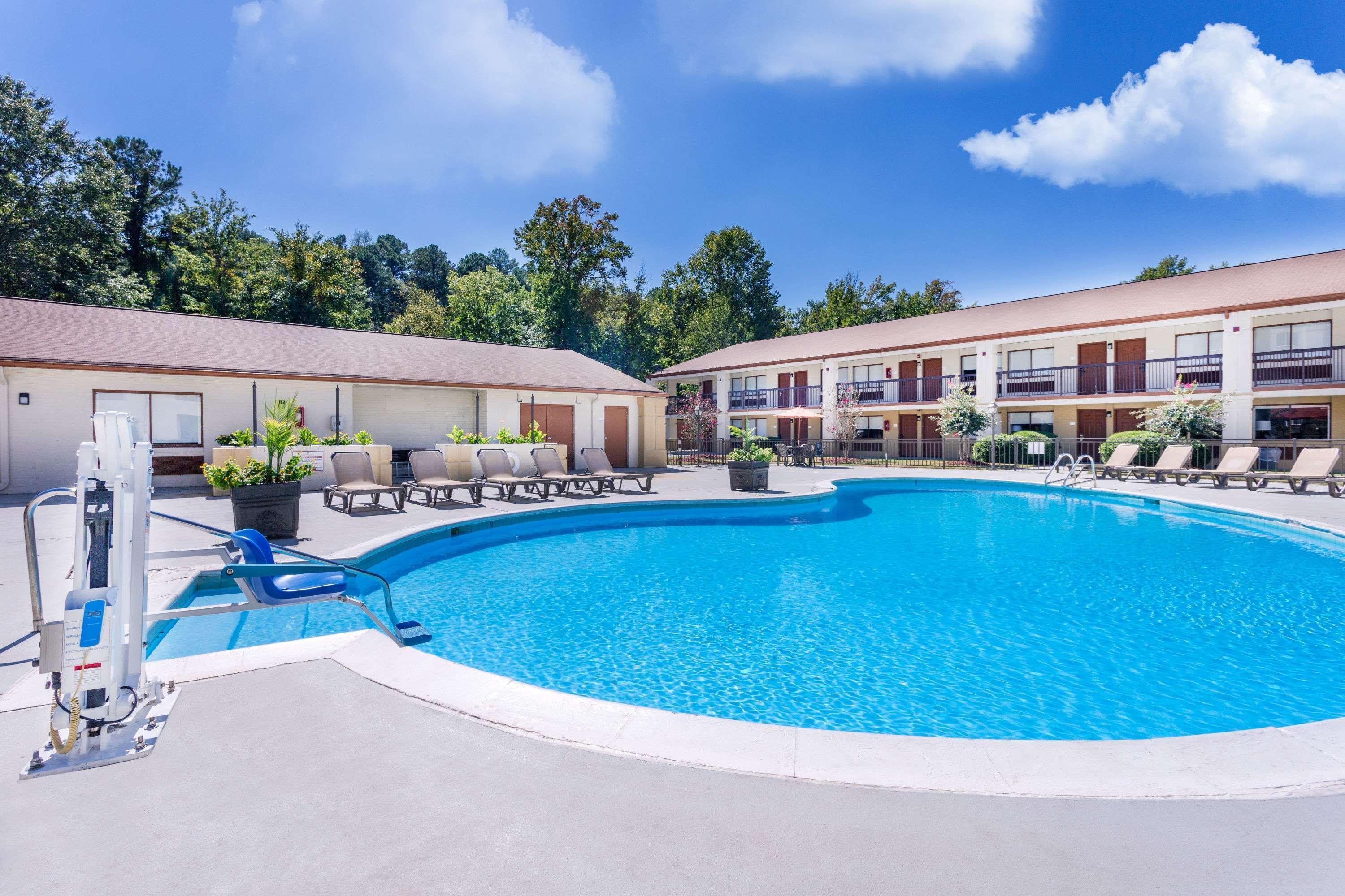 Ramada By Wyndham Tuscaloosa Hotel Bagian luar foto