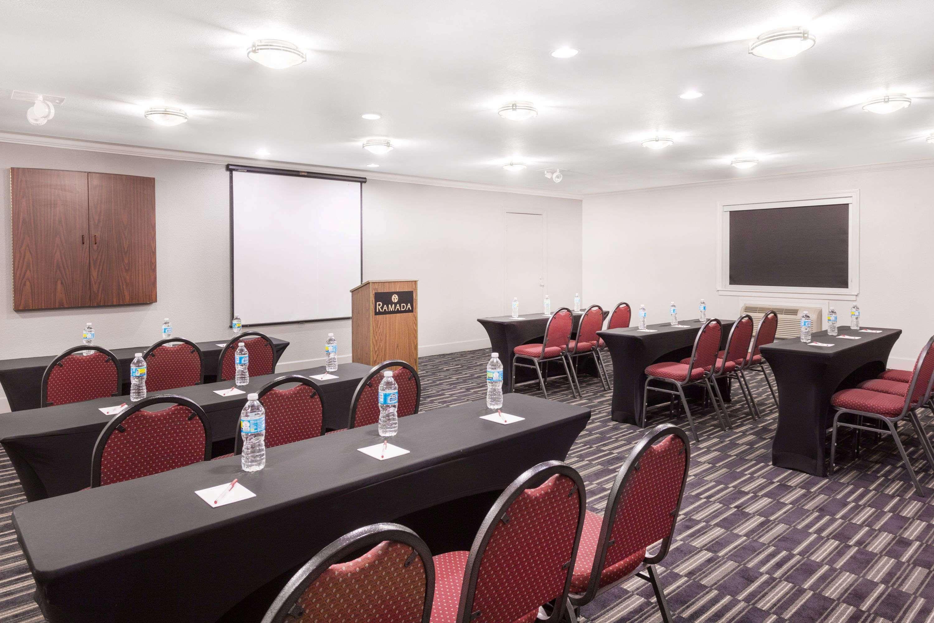Ramada By Wyndham Tuscaloosa Hotel Bagian luar foto