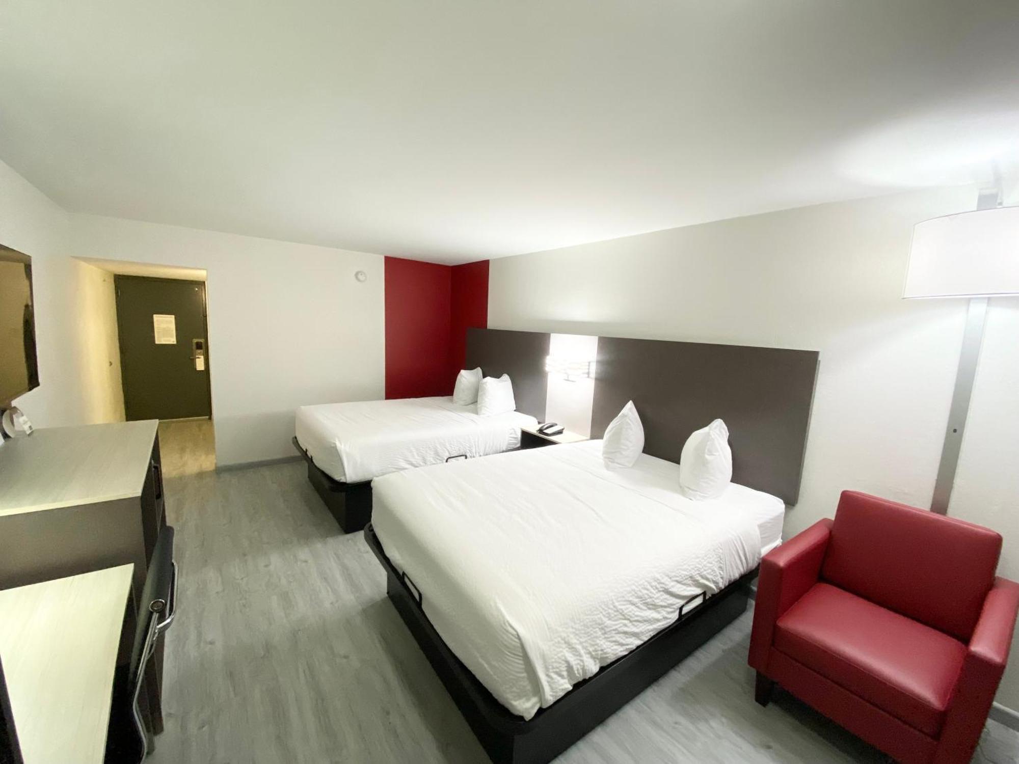 Ramada By Wyndham Tuscaloosa Hotel Bagian luar foto