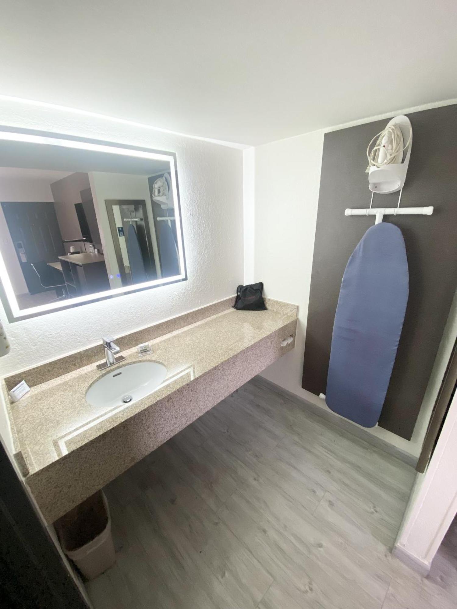 Ramada By Wyndham Tuscaloosa Hotel Bagian luar foto