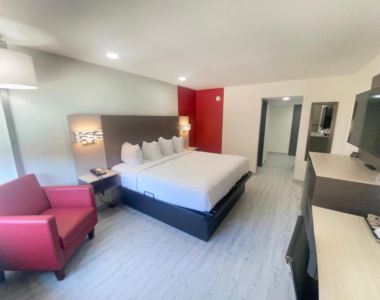Ramada By Wyndham Tuscaloosa Hotel Bagian luar foto