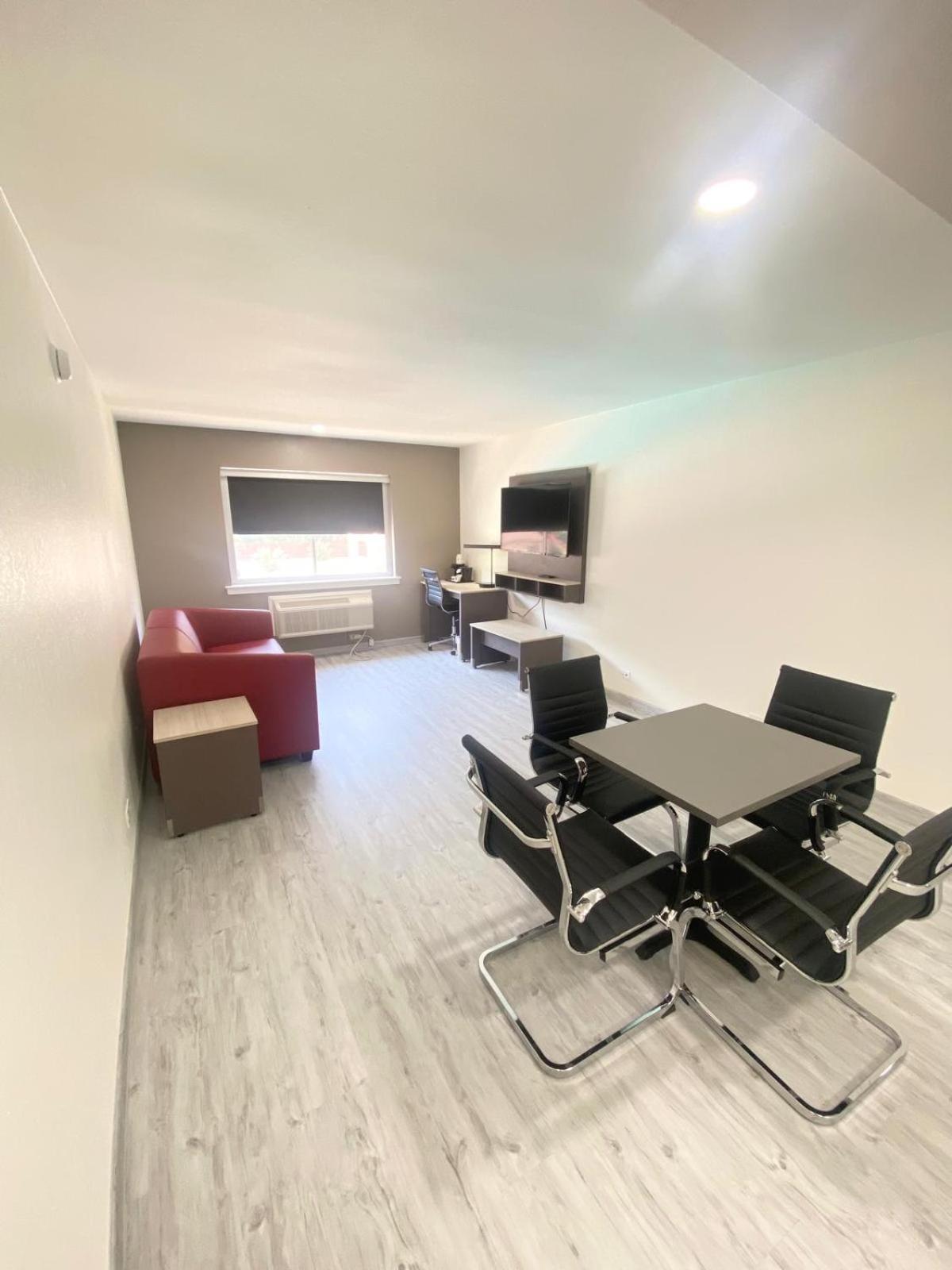 Ramada By Wyndham Tuscaloosa Hotel Bagian luar foto