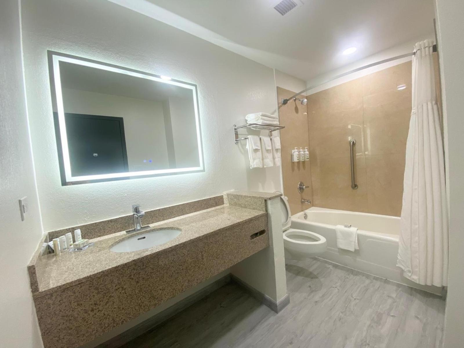 Ramada By Wyndham Tuscaloosa Hotel Bagian luar foto