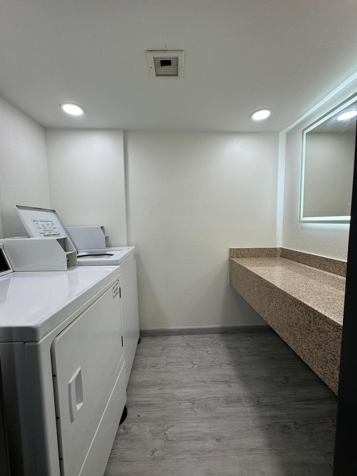 Ramada By Wyndham Tuscaloosa Hotel Bagian luar foto