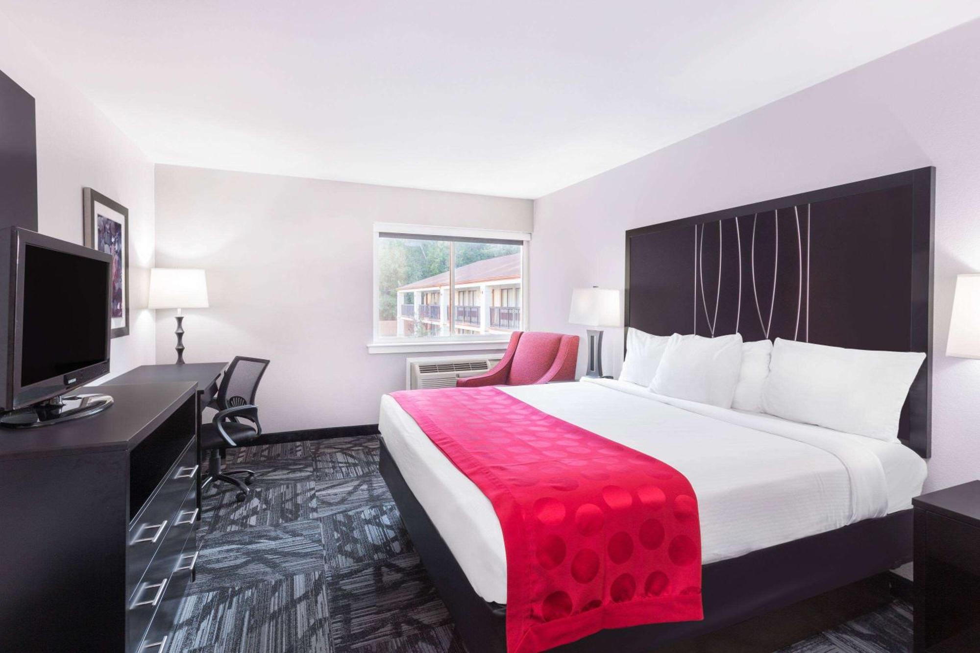 Ramada By Wyndham Tuscaloosa Hotel Bagian luar foto