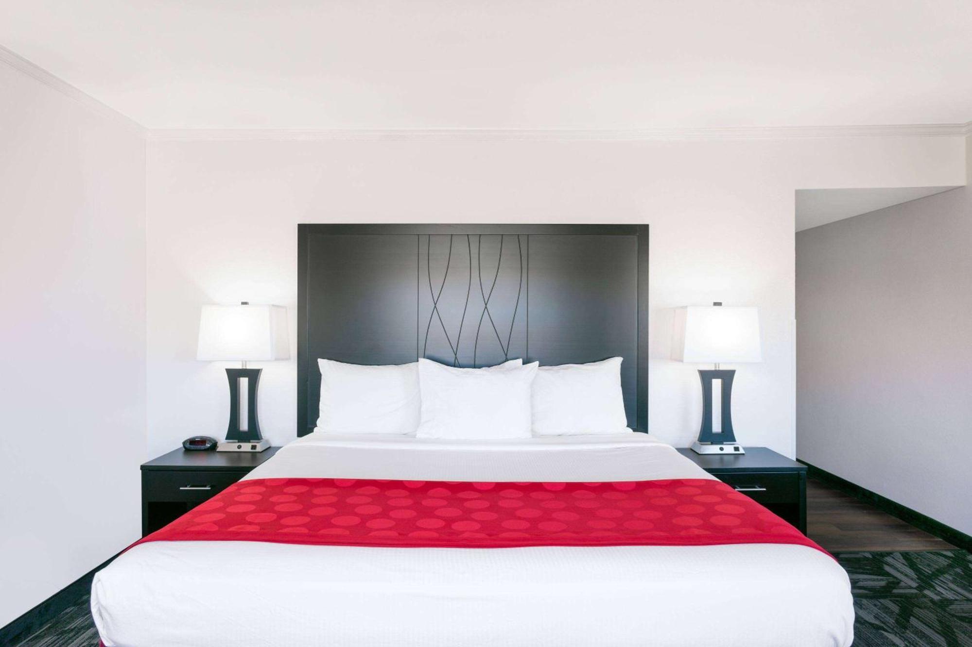 Ramada By Wyndham Tuscaloosa Hotel Bagian luar foto