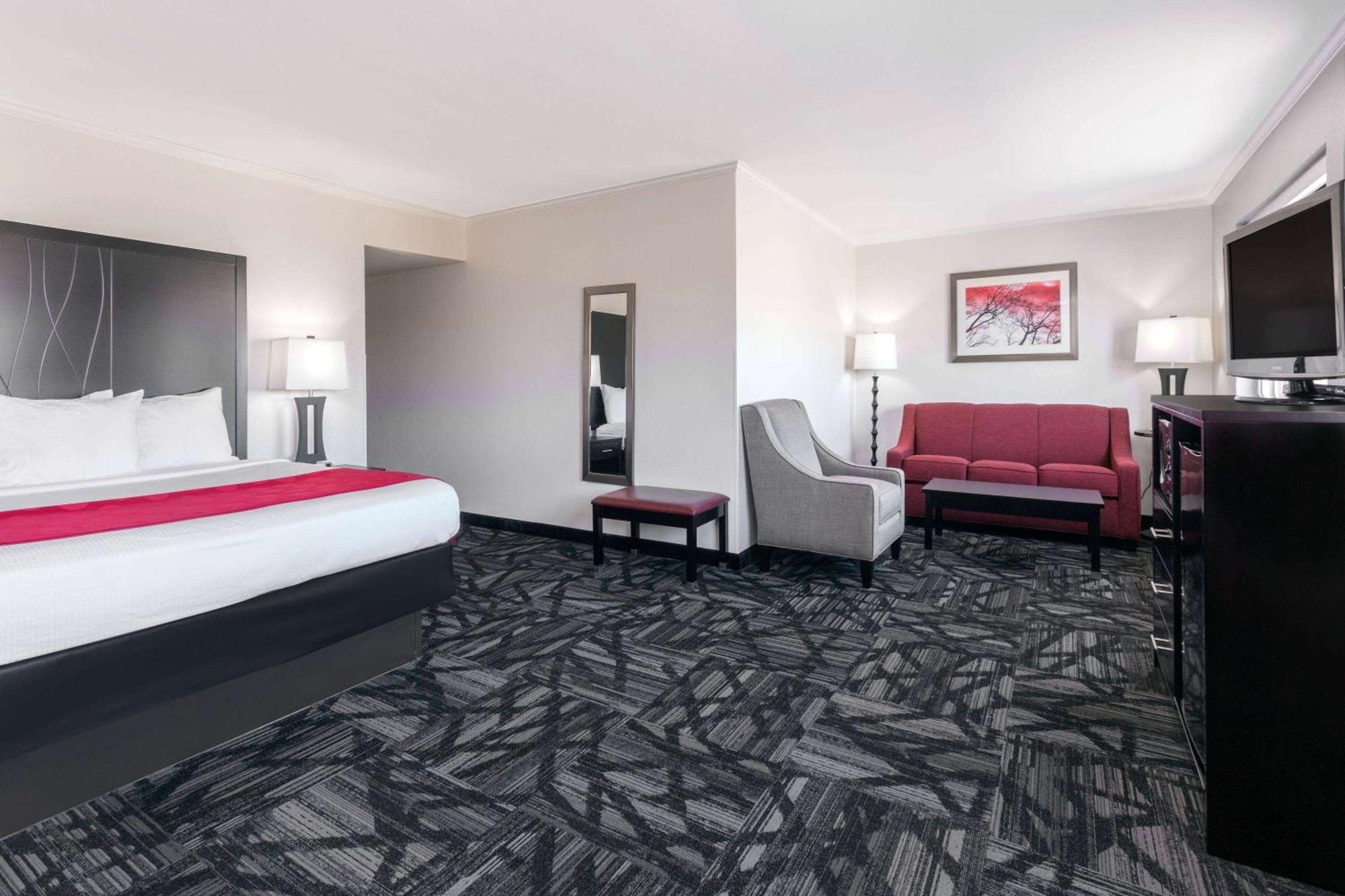 Ramada By Wyndham Tuscaloosa Hotel Bagian luar foto