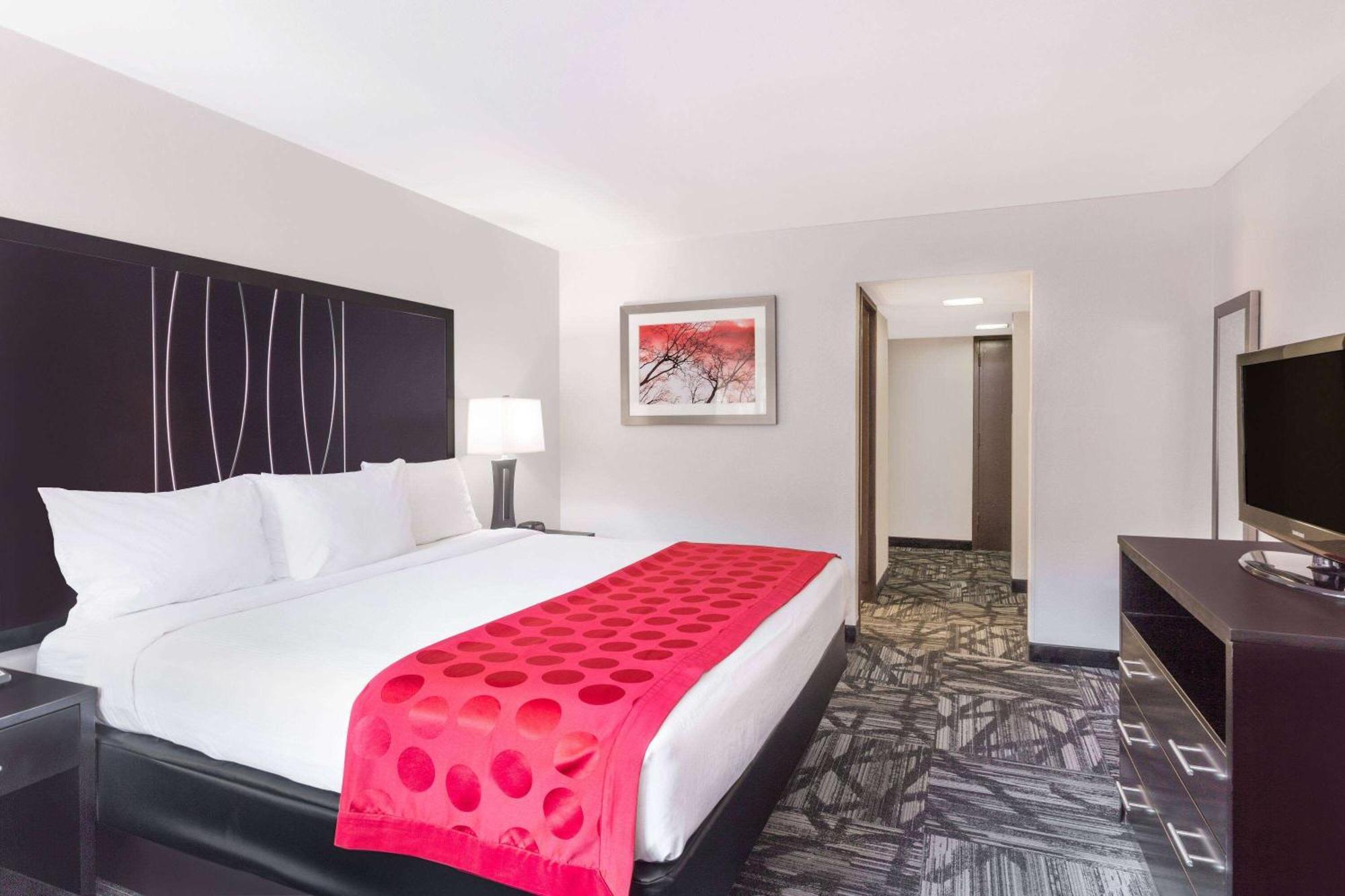 Ramada By Wyndham Tuscaloosa Hotel Bagian luar foto