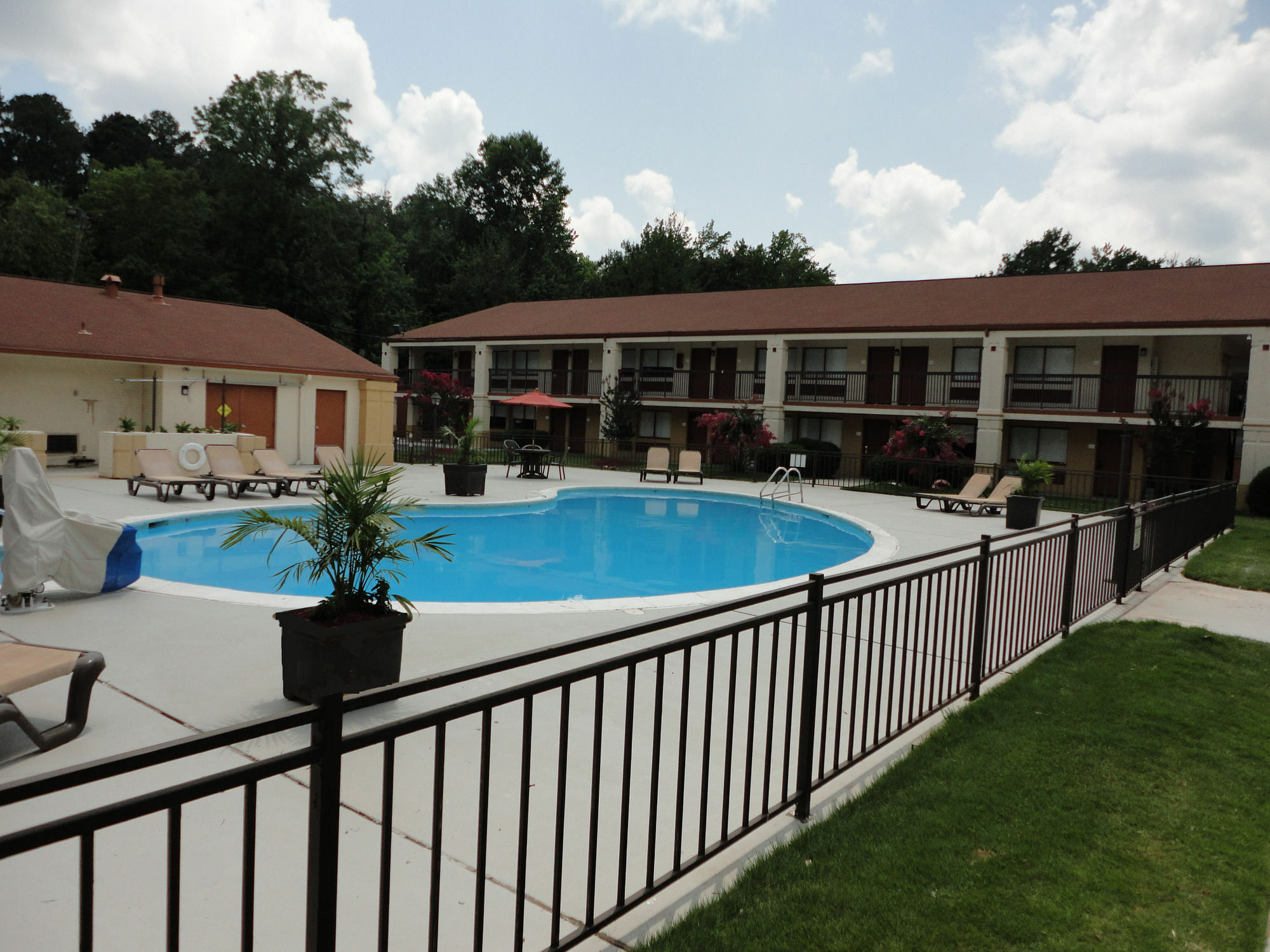 Ramada By Wyndham Tuscaloosa Hotel Bagian luar foto