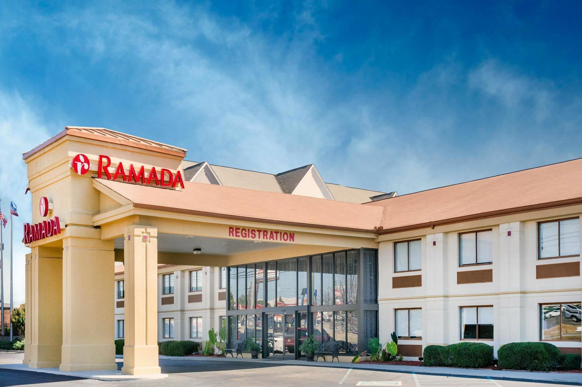 Ramada By Wyndham Tuscaloosa Hotel Bagian luar foto